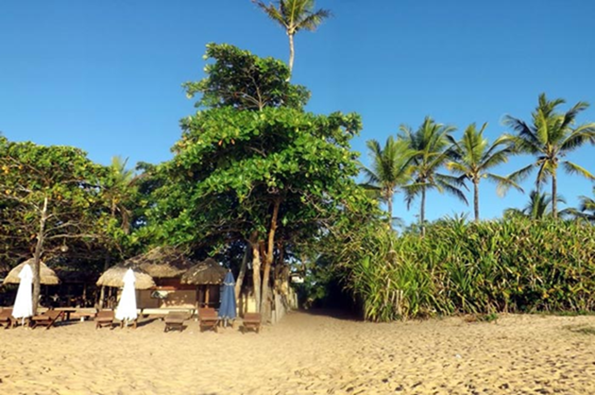 Areia nos pés e alma leve: em Caraíva, não circulam carros o charme está em caminhar pelas ruas de areia (Divulgação)