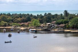 Localizada a cerca de 70 km de Porto Seguro, entre o rio Caraíva e o oceano Atlântico, a vila faz parte da Costa do Descobrimento