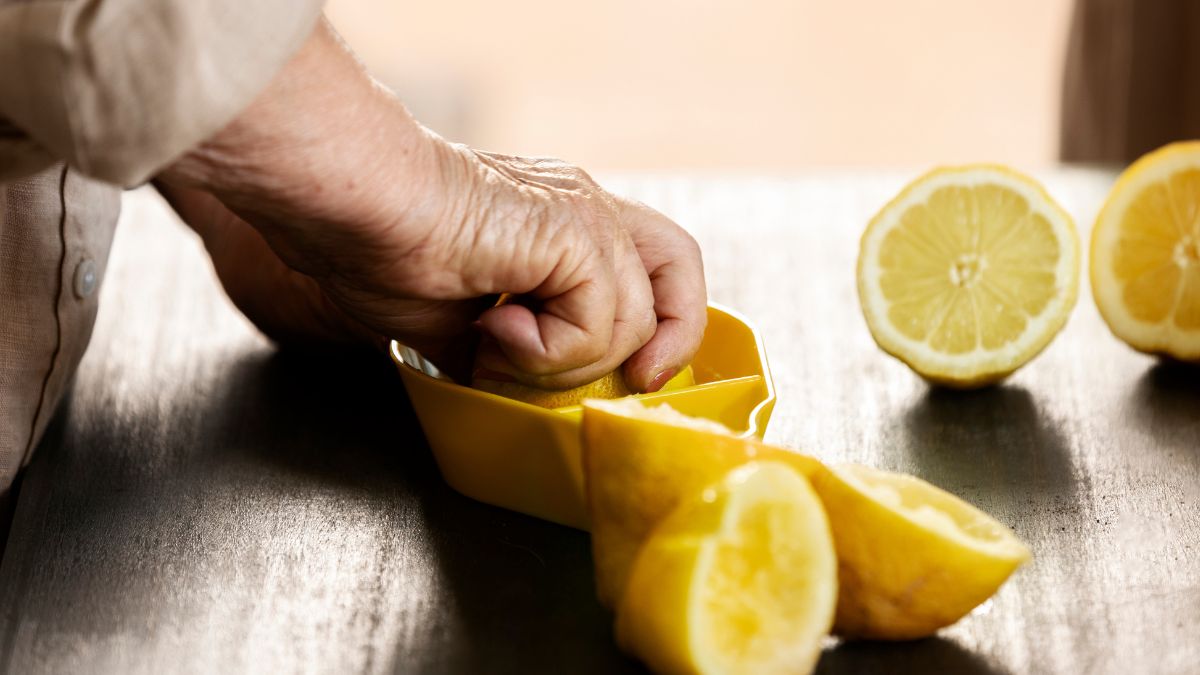 Cascas de limão fervidas liberam óleos essenciais que perfumam naturalmente a casa