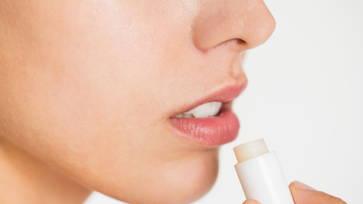 A herpes labial pode surgir nos momentos mais indesejados estresse, sol, cansaço e até menstruação estão entre os gatilhos / Freepik
