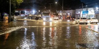 Rua alagada gerando transtorno a motoristas e moradores