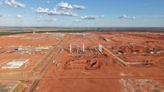 A fábrica foi posicionada estrategicamente perto de 400 mil hectares de plantações de eucalipto