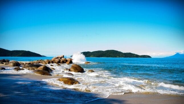 A Praia de Mococa está situada na região norte de Caraguatatuba, no caminho para Ubatuba
