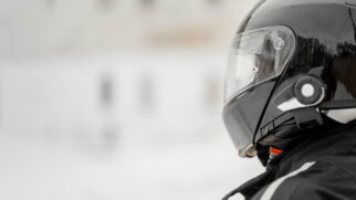 A faixa azul é uma solução de engenharia de tráfego criada para organizar a circulação de motocicletas e reduzir conflitos com outros veículos