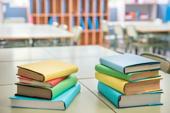 As restrições impostas em escolas norte-americanas reacendem um debate internacional sobre liberdade literária e a influência da política no ensino
