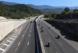 Atenção, motoristas! A cobrança do pedágio free flow na rodovia Padre Manuel da Nóbrega (SP-055) começa a valer a partir da meia-noite deste sábado (1&ordm; de novembro)