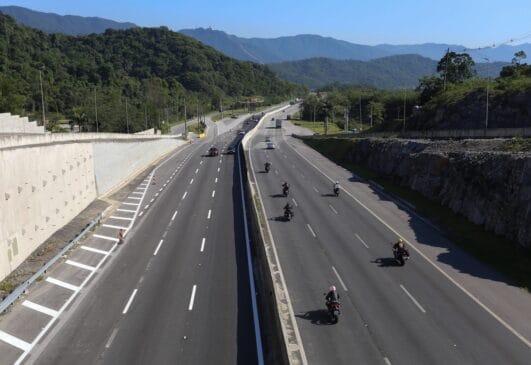 Atenção, motoristas! A cobrança do pedágio free flow na rodovia Padre Manuel da Nóbrega (SP-055) começa a valer a partir da meia-noite deste sábado (1º de novembro)
