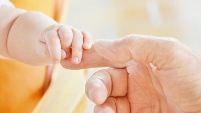 Escolher o nome de um bebê não é apenas um ato de afeto ou estética