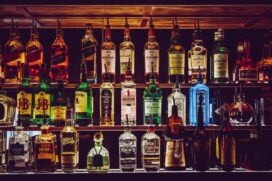 Casos de intoxicação e até mortes ligadas ao consumo de bebidas adulteradas com metanol voltaram a assustar o país