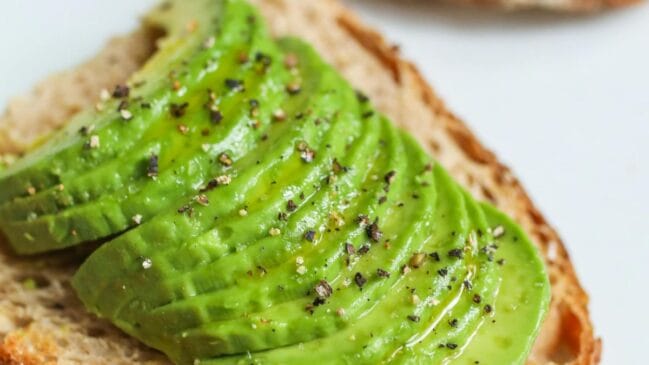 Dicas extras: Para guacamole e cremes Pressione o filme plástico diretamente sobre o preparo, sem deixar espaços de ar dentro do pote. Feche com tampa e mantenha na geladeira. Adicionar algumas gotas de limão reforça a proteção e realça o sabor/ Pexels