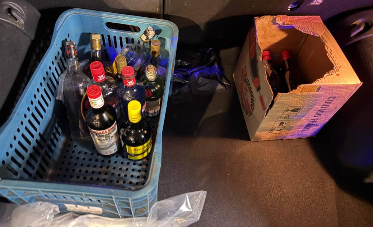 As bebidas estavam sendo comercializadas de forma irregular na região central da cidade, em estabelecimentos localizados na Rua Pedro de Toledo e na Avenida Nove de Abril