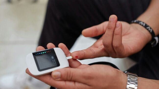 O controle rigoroso da glicose é fundamental para pessoas com diabetes, garantindo melhor qualidade de vida e prevenindo complicações graves