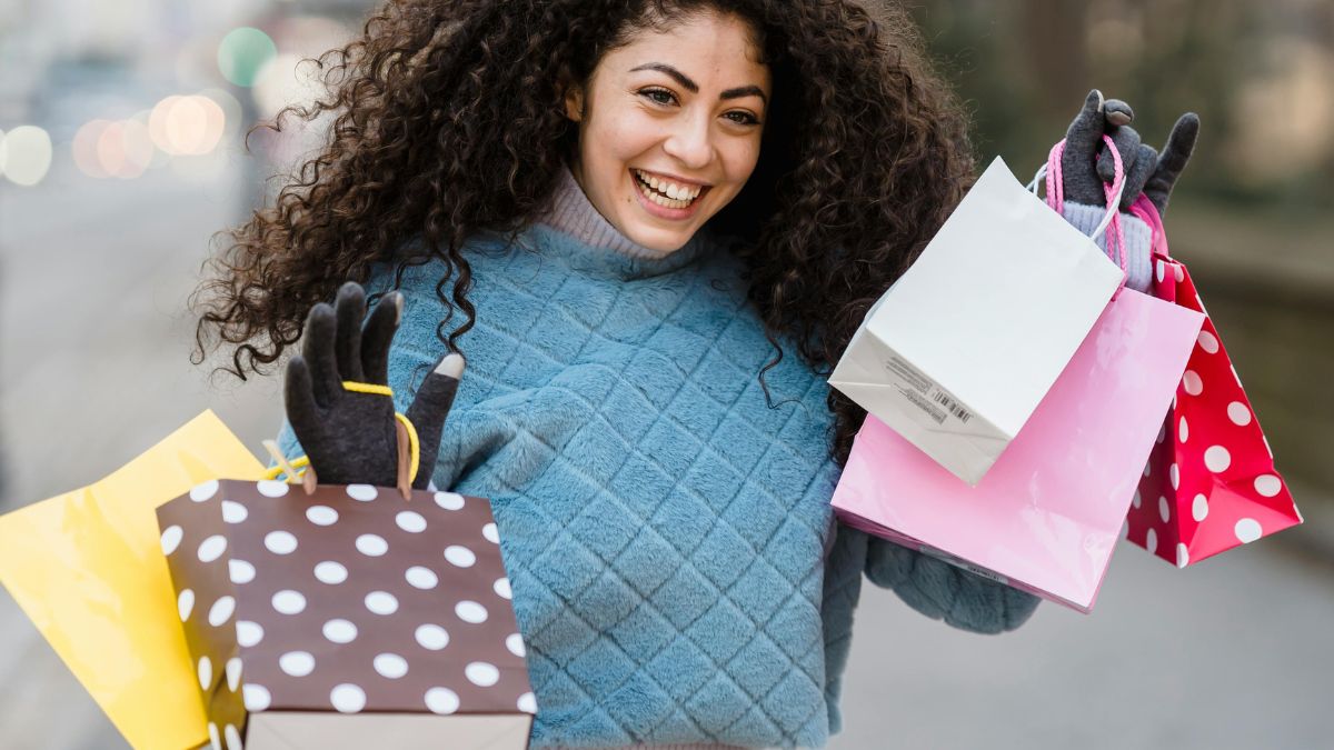 1. Pesquise sobre o produto antes da venda Pode parecer óbvio, mas muitas vezes somos levados pelo impulso do anúncio ou pelo famoso "metade do preço". Antes de comprar, pesquise o histórico de preços e compare valores em diferentes sites. Assim, você saberá se o desconto é real ou apenas maquiagem de preço /Pexels