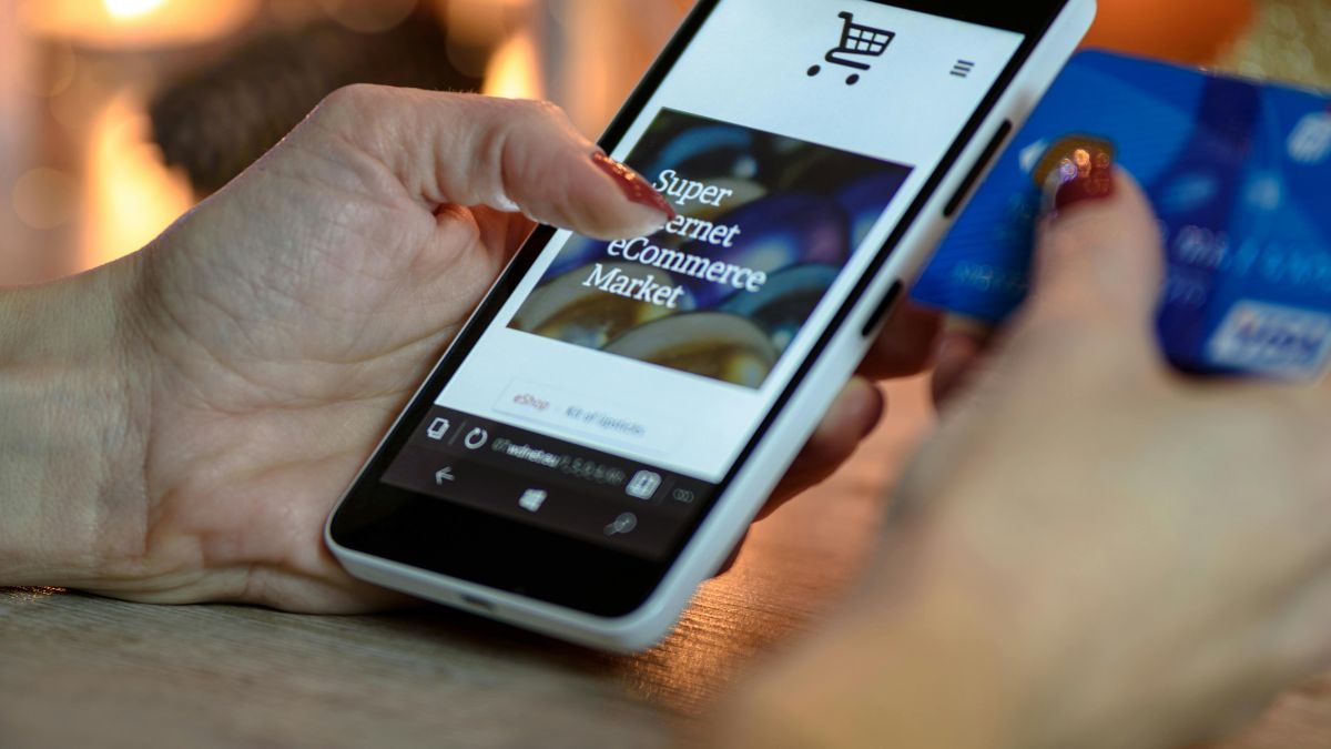 4. Aproveite os cupons de desconto Muitas ofertas exigem o uso de cupons promocionais. Fique atento a eles e verifique se o site oferece frete grátis ou outros benefícios. Esses pequenos detalhes podem fazer uma grande diferença no valor final da compra/Pexels