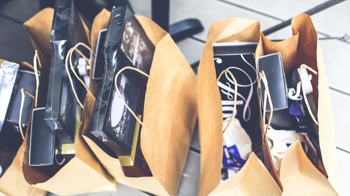 3. Verifique a reputação da loja Antes de comprar em uma loja nova, consulte o Reclame Aqui ou outras plataformas de avaliação. Evite sites com poucas ou nenhuma avaliação. Lembre-se: visual bonito e promoções chamativas não garantem segurança. Prefira lojas com boa reputação e comentários positivos de outros clientes /Pexels