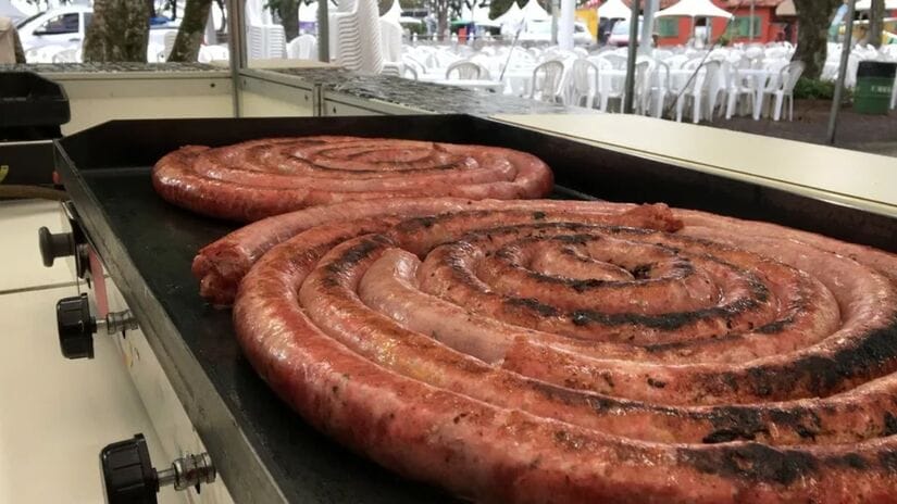 Conhecida como a "Capital Nacional da Linguiça", a cidade é famosa pela produção artesanal da iguaria e atrai visitantes de várias regiões / Divulgação/Governo de SP