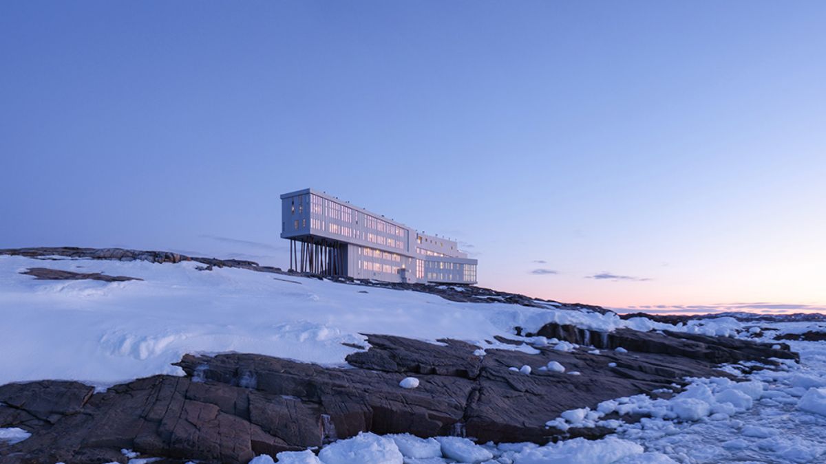 Ícone de design e integração comunitária, o hotel se ergue sobre rochas de granito com vista para o Atlântico Norte/ Divulgação Fogo Island Inn