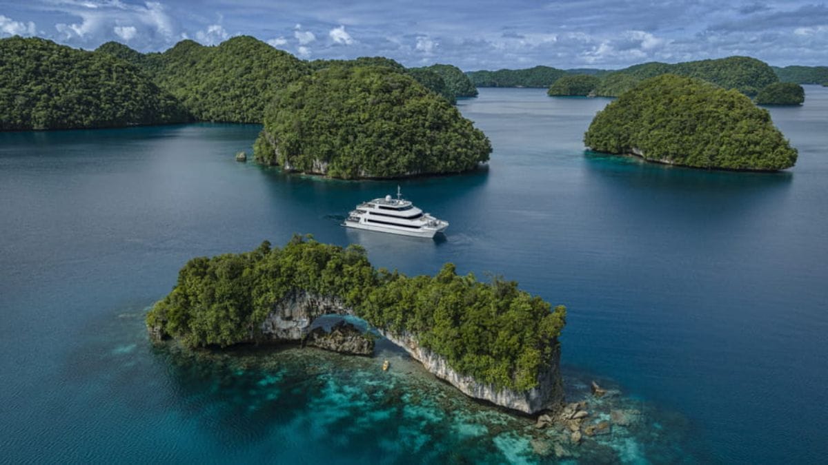 Catamarã de luxo e centro de mergulho que navega entre ilhas tropicais e recifes de corais no Pacífico/ Divulgação Four Seasons Explorer, Palau