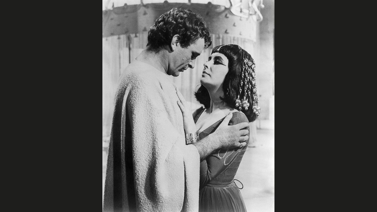 Elizabeth Taylor e Richard Burton em Cleópatra, casal polêmico citado por Swift em seu albúm 'Reputation'/ Domínio Público