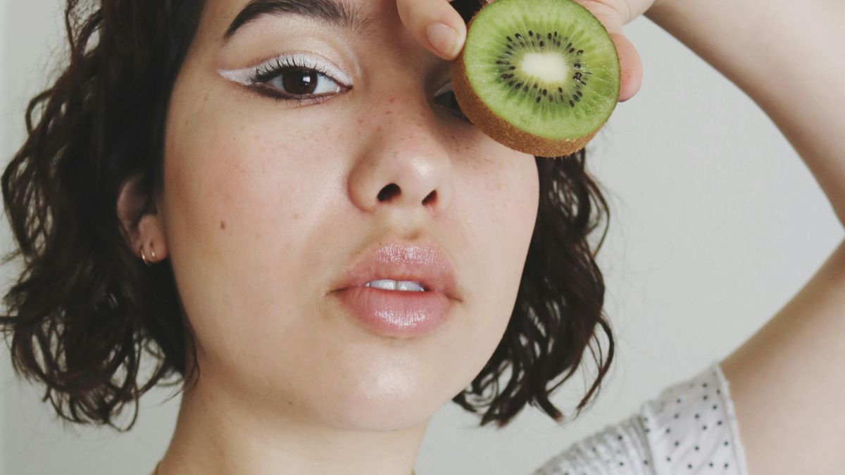 A casca do kiwi também é comestível, e concentra ainda mais fibras basta higienizar bem antes do consumo/Pexels