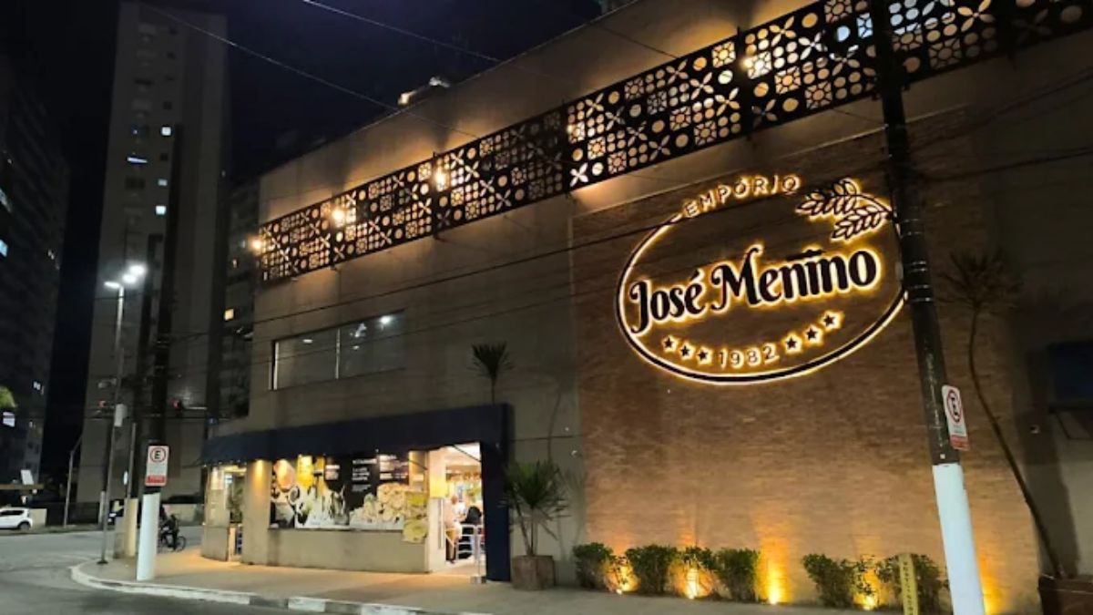 Empório José Menino: Amplo e aconchegante, o Empório José Menino combina padaria e restaurante, oferecendo pratos assados, hambúrgueres e pizzas. Funciona todos os dias, das 6h às 23h, na Av. Pres. Wilson, 192 José Menino, Santos/ Reprodução Google Maps/Empório José Menino