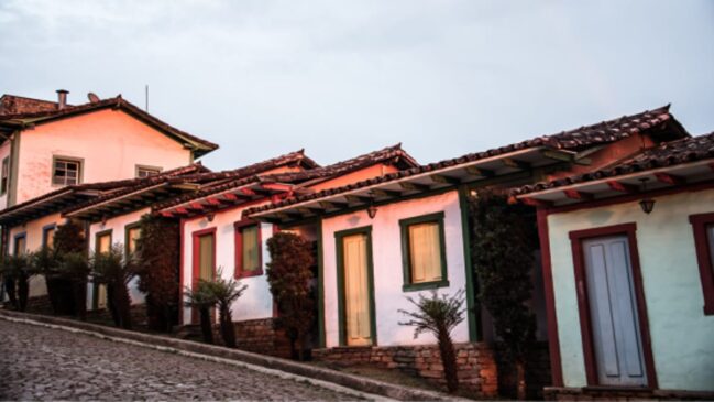 O municipio é conhecido por suas casas coloridas e arquitetura que mantém o estilo clássico
