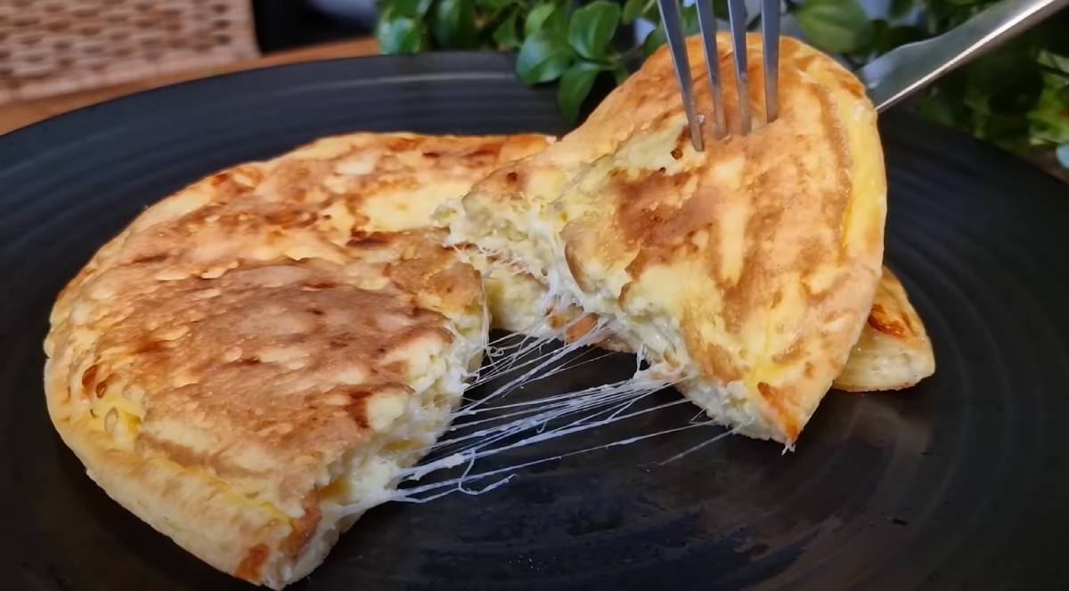 Na frigideira, o pão de queijo fica úmido, macio e sempre elogiado