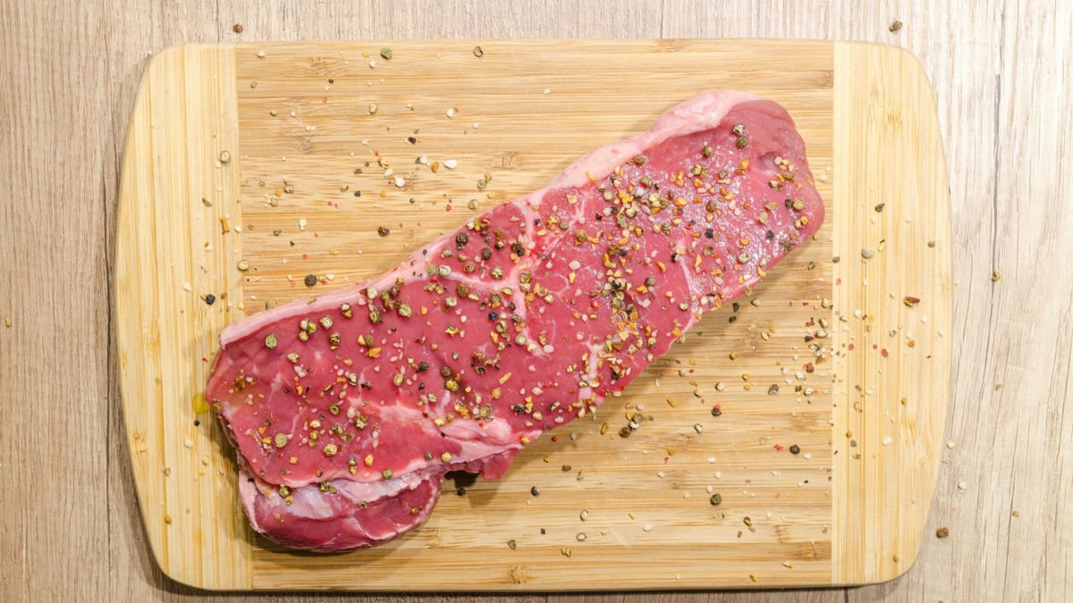 O tempo de descanso varia conforme o corte e o tipo de carne (Lukas/Pexels)