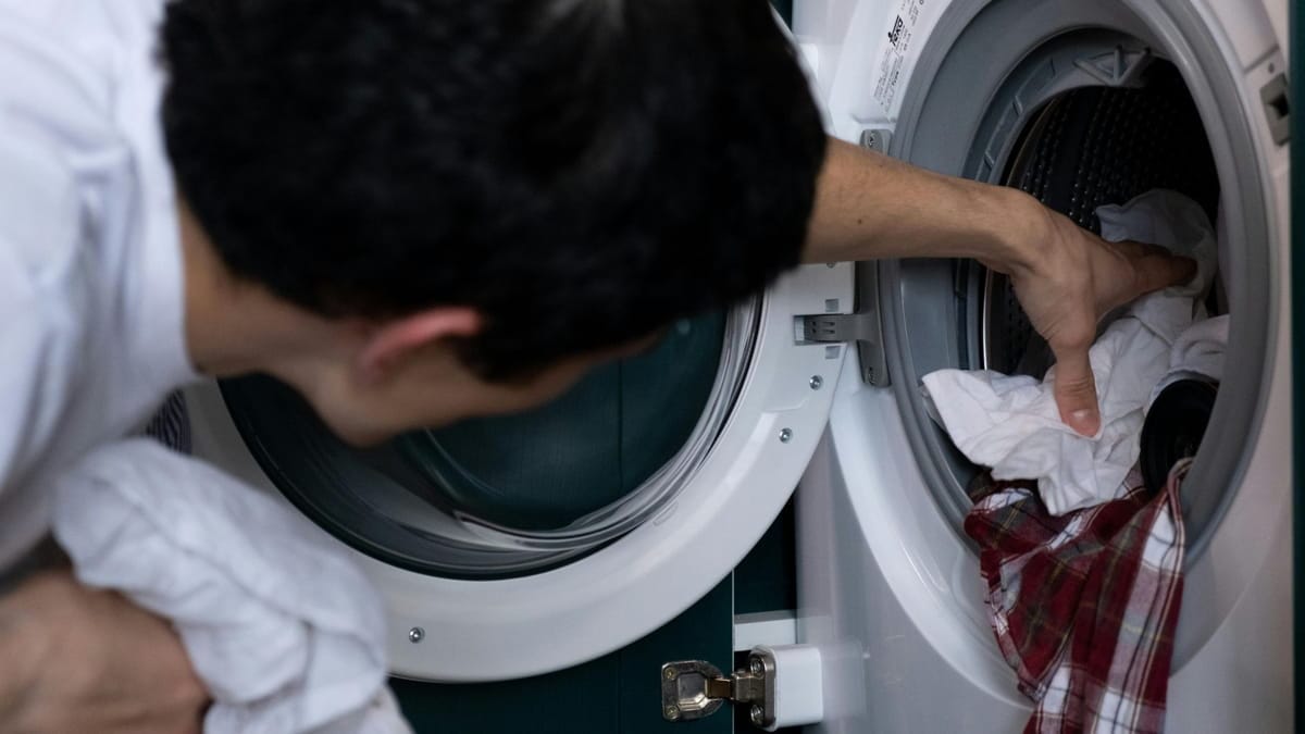 Mesmo que pareça se tratar de um mecanismo de fácil utilização, é importante saber que seu contato pode danificar superfícies (cottonbro studio/Pexels)