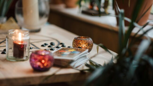 O Tarot Terapêutico nos ensina que muitas relações chegam como cartas reveladoras