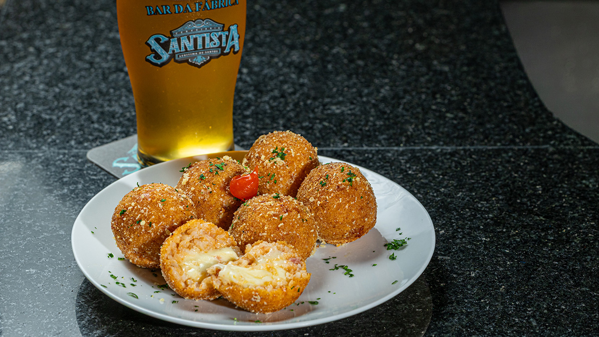 Arancini de salame e queijo: Bolinho de risoto recheado com salame e queijo (6 unidades) R$ 50 - Divulgação/Ricardo Tuka