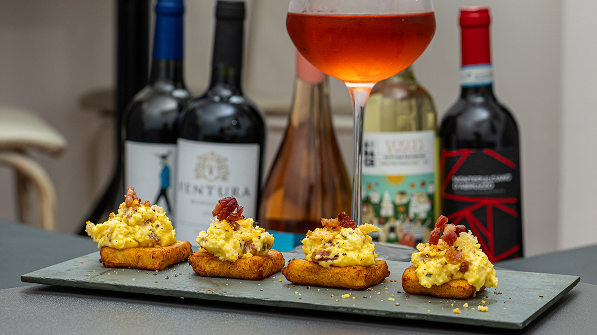 Brisa Estar: Carbonatata - Batata ao murro frita com molho carbonara (gema de ovo levemente cozida com parmesão, pimenta do reino, bacon e cream cheese) R$ 45