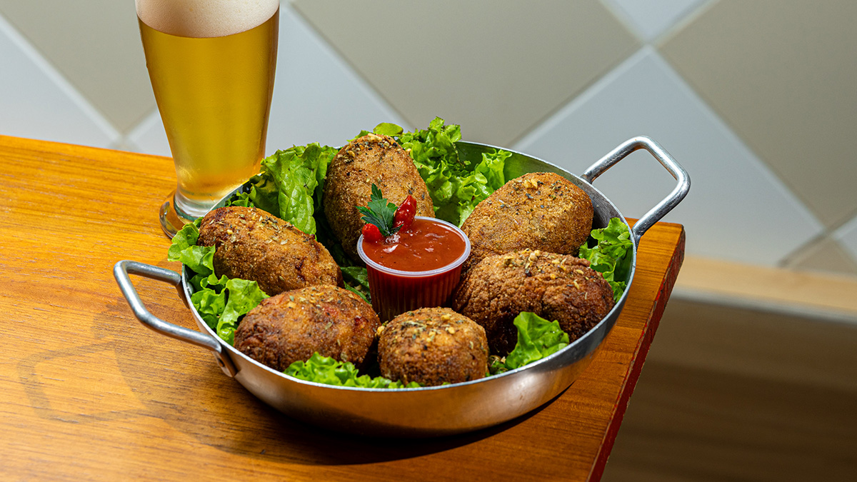 Boteco Seu Costa: Bolinho da vovó Cícera - Bolinho de carne. Acompanha molho de goiaba levemente apimentado R$ 47 - Divulgação/Ricardo Tuka