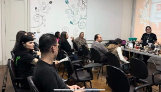 Um dos grandes destaques da edição é a parceria com o Senac Santos, que assina a curadoria de parte da programação educativa