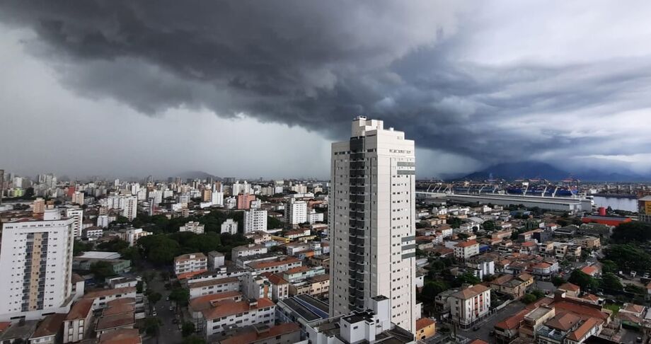 A aproximação de uma grande tempestade causada por um ciclone - Nair Bueno/DL