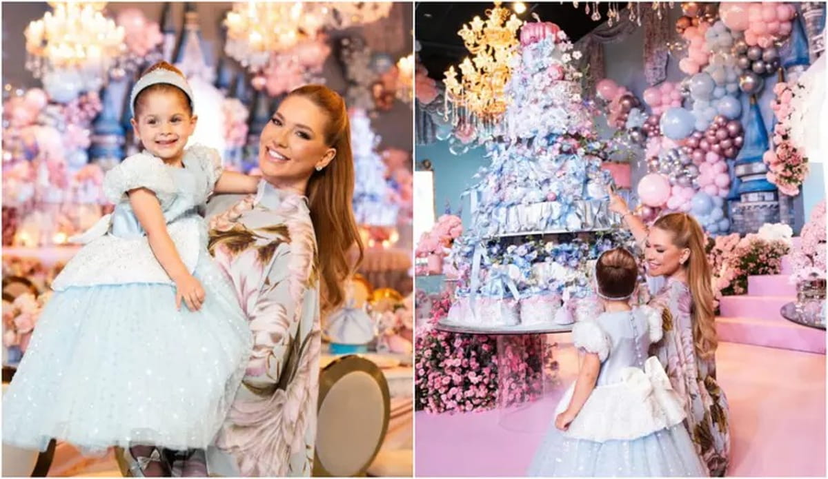 Em tons de azul e rosa, o salão foi transformado em um verdadeiro conto de fadas, com balões, lustres pendentes, arranjos florais e acessórios gigantes, como bules e xícaras decorativas