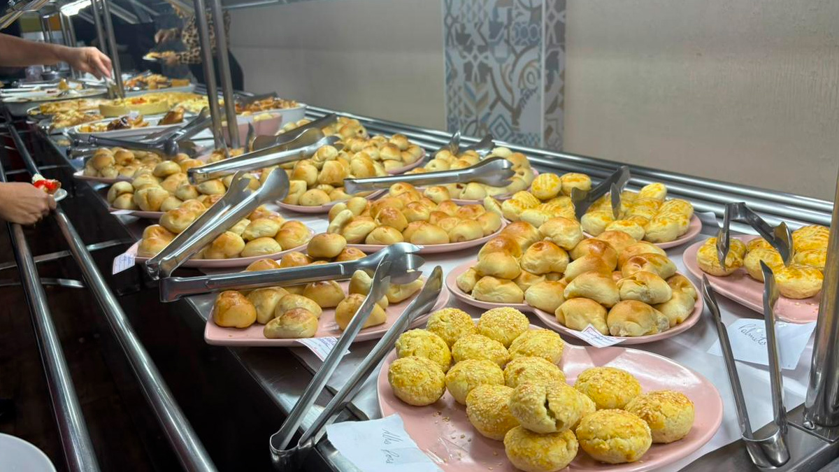 O tradicional chá da tarde da Padaria Nova Era se tornou um verdadeiro fenômeno em Santos, no litoral de São Paulo.