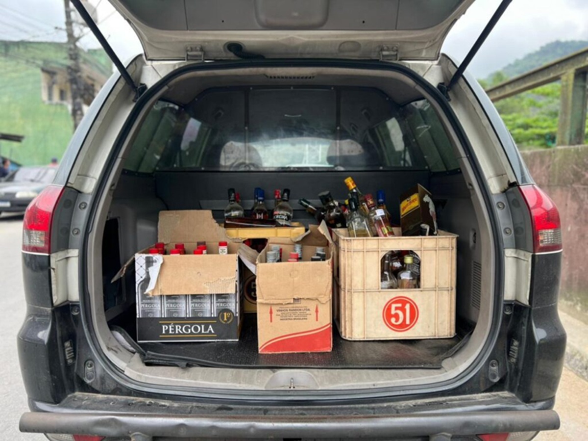 Perícia em andamento Bebidas apreendidas foram levadas ao 1º Distrito Policial em Santos para análise (Divulgação/PMC)