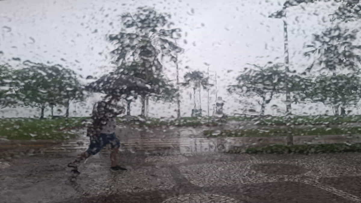 As chuvas ainda vieram acompanhadas de uma frente fria, onde as temperaturas chegaram aos 18ºC (Nair Bueno/DL)