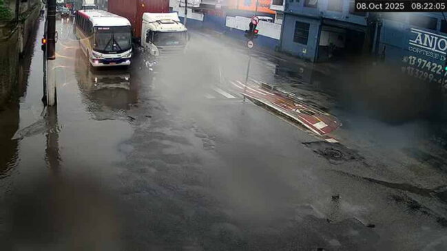 Bairros de Santos registram pontos de alagamento