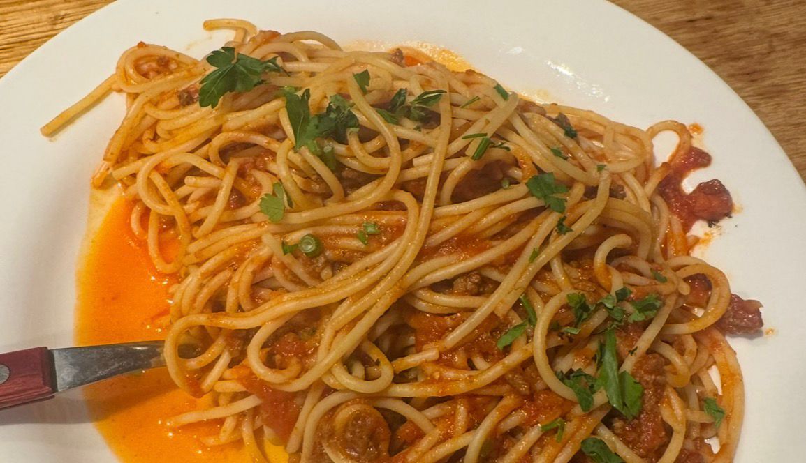 Espaguete à bolonhesa: o verdadeiro molho da região de Emilia-Romagna é o ragù alla bolognese, servido com tagliatelle e cozido lentamente, bem diferente da versão simplificada servida por aqui / Ana Clara Durazzo DL
