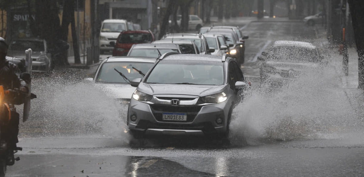 Trânsito fica caótico com chuvas fortes e alagamentos na cidade