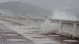 Frente fria causa ressaca no mar em Santos