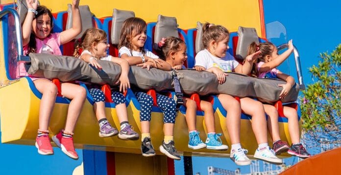 Crianças se divertem no 'Dispenkito', brinquedo que sobe e desce dando 'pulinhos'