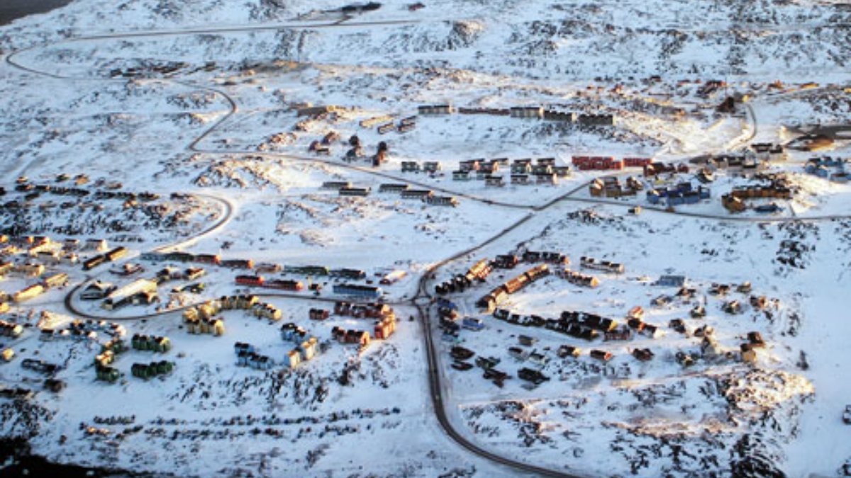 Derretimento do gelo diminui pressão e deforma a placa tectônica da Groenlândia, fazendo a ilha se torcer e ser comprimida, revelam cientistas