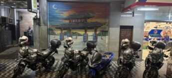 Pela conferência do chassi, foi identificado que o emplacamento não correspondia à motocicleta, que possuía registro de furto ocorrido em agosto deste ano, no município de Santos