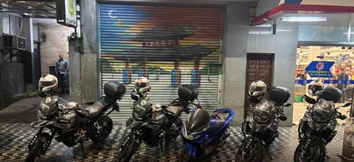 Pela conferência do chassi, foi identificado que o emplacamento não correspondia à motocicleta, que possuía registro de furto ocorrido em agosto deste ano, no município de Santos