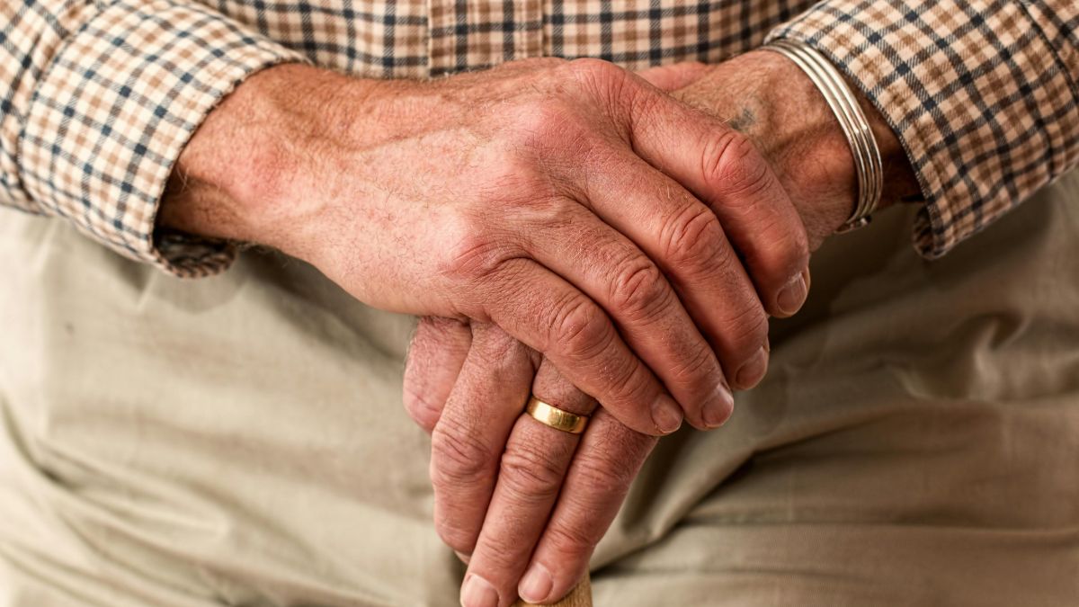 Viver sozinho pode reforçar autonomia e autoestima, desde que o idoso tenha rede de apoio e acompanhamento periódico/Pexels
