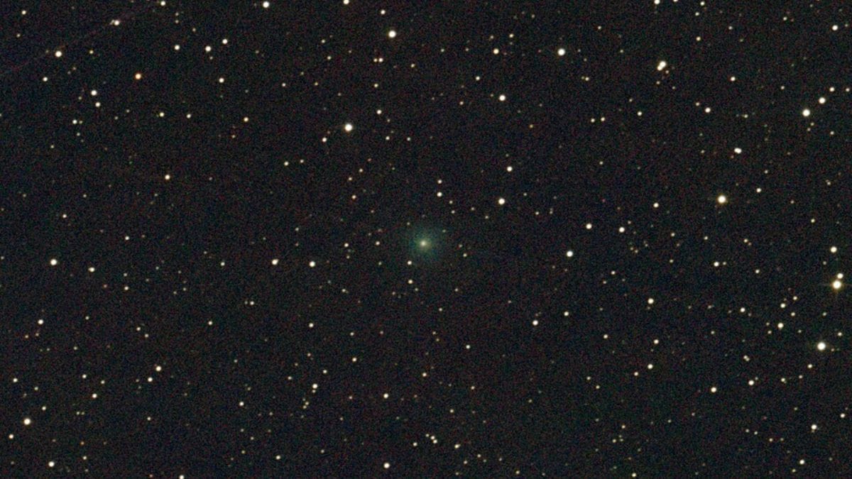 23 de agosto de 2025 O cometa começa a ser visível com telescópios de médio porte, exibindo brilho fraco e uma cauda ainda discreta/ Dimitrios Katevainis/Wikimedia Commons