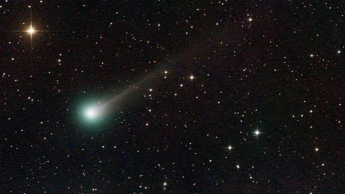 24 de setembro de 2025 O cometa já mostra uma coloração esverdeada característica, causada pela liberação de gás/ Dimitrios Katevainis/Wikimedia Commons